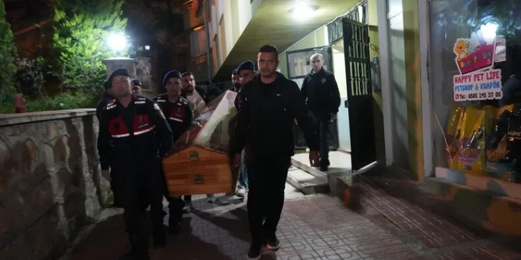 İzmir açıklarında 29 düzensiz göçmen yakalandı