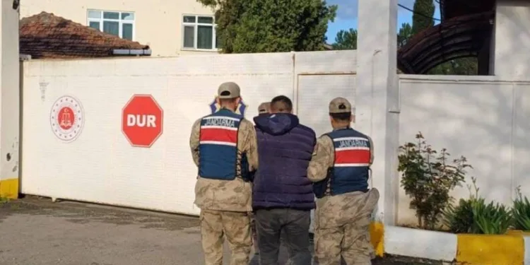 İzmir açıklarında 29 düzensiz göçmen yakalandı
