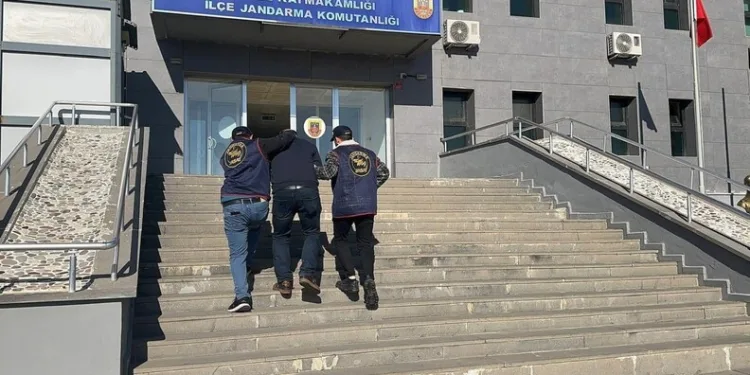 İzmir açıklarında 29 düzensiz göçmen yakalandı