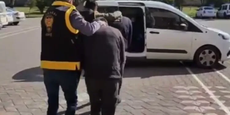 İzmir açıklarında 29 düzensiz göçmen yakalandı