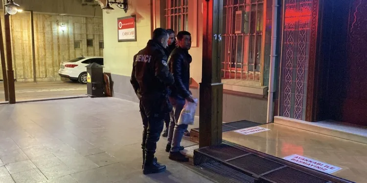 İzmir açıklarında 29 düzensiz göçmen yakalandı