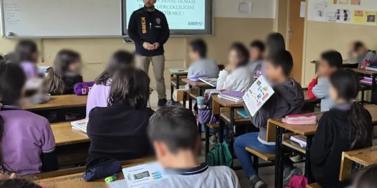 İzmir açıklarında 29 düzensiz göçmen yakalandı