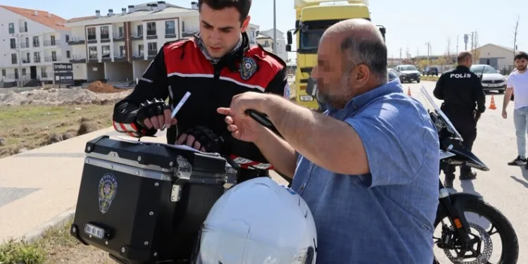 İzmir açıklarında 29 düzensiz göçmen yakalandı