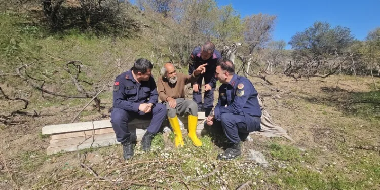 İzmir açıklarında 29 düzensiz göçmen yakalandı