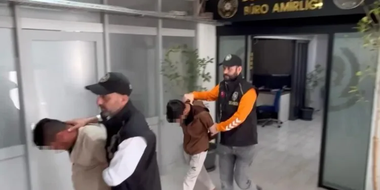 İzmir açıklarında 29 düzensiz göçmen yakalandı