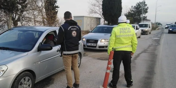 İzmir açıklarında 29 düzensiz göçmen yakalandı