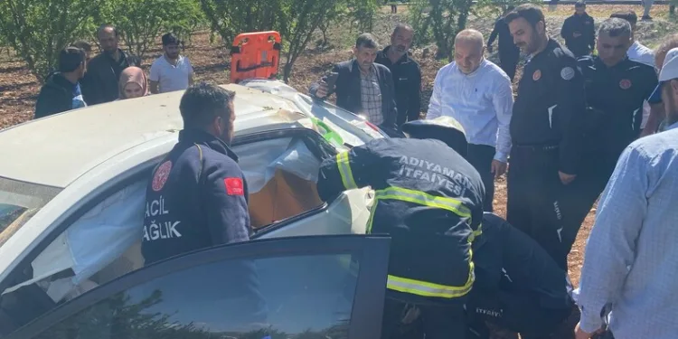 Otomobil ile hafif ticari araç çarpıştı: 1’i ağır 2 yaralı