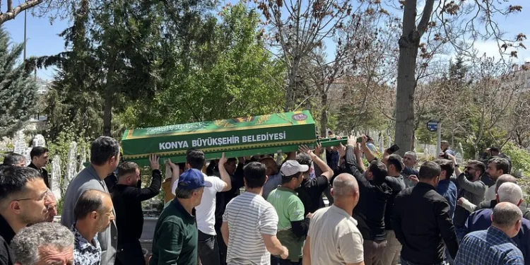 Otomobil ile hafif ticari araç çarpıştı: 1’i ağır 2 yaralı