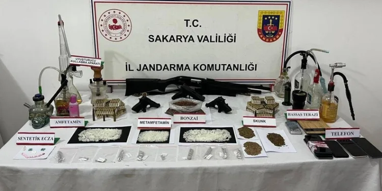 Otomobil ile hafif ticari araç çarpıştı: 1’i ağır 2 yaralı