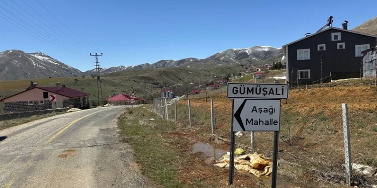 Otomobil ile hafif ticari araç çarpıştı: 1’i ağır 2 yaralı