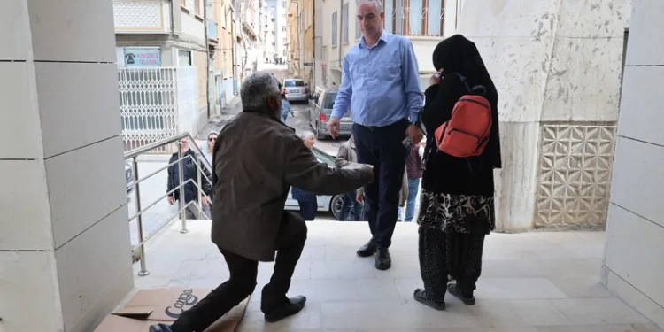 Otomobil ile hafif ticari araç çarpıştı: 1’i ağır 2 yaralı
