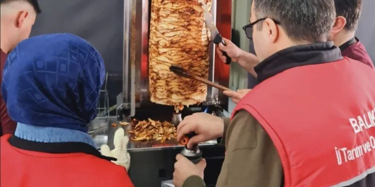 Otomobil ile hafif ticari araç çarpıştı: 1’i ağır 2 yaralı