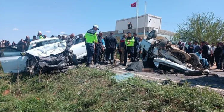 Otomobil ile hafif ticari araç çarpıştı: 1’i ağır 2 yaralı
