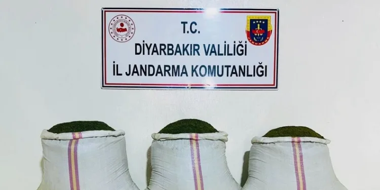 Otomobil ile hafif ticari araç çarpıştı: 1’i ağır 2 yaralı