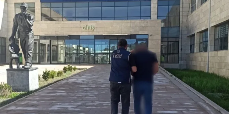 Otomobil ile hafif ticari araç çarpıştı: 1’i ağır 2 yaralı