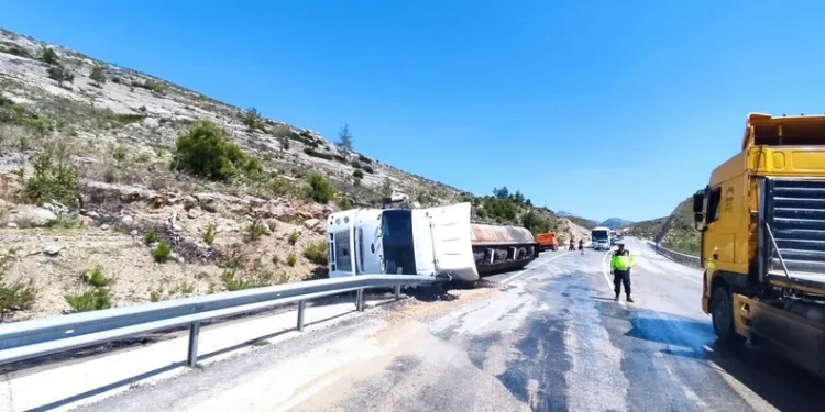 Otomobil ile hafif ticari araç çarpıştı: 1’i ağır 2 yaralı