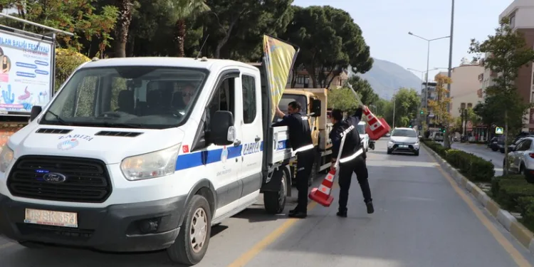 Otomobil ile hafif ticari araç çarpıştı: 1’i ağır 2 yaralı