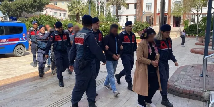 Otomobil ile hafif ticari araç çarpıştı: 1’i ağır 2 yaralı