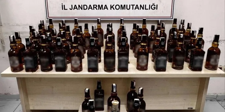 Otomobilden şişe şişe kaçak içki çıktı