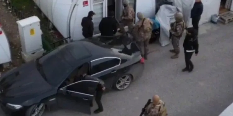 Otomobilden şişe şişe kaçak içki çıktı