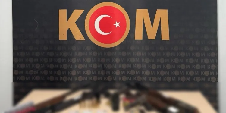 Otomobilden şişe şişe kaçak içki çıktı