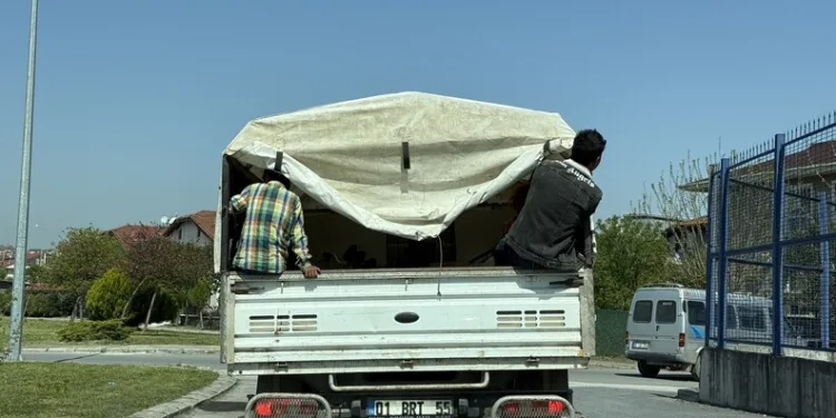 Otomobilden şişe şişe kaçak içki çıktı