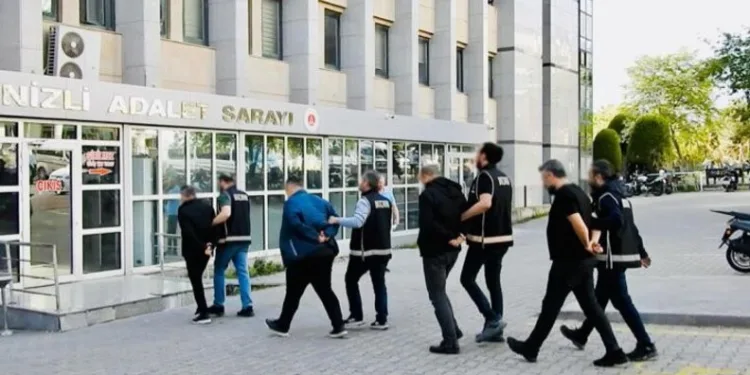 Otomobilden şişe şişe kaçak içki çıktı