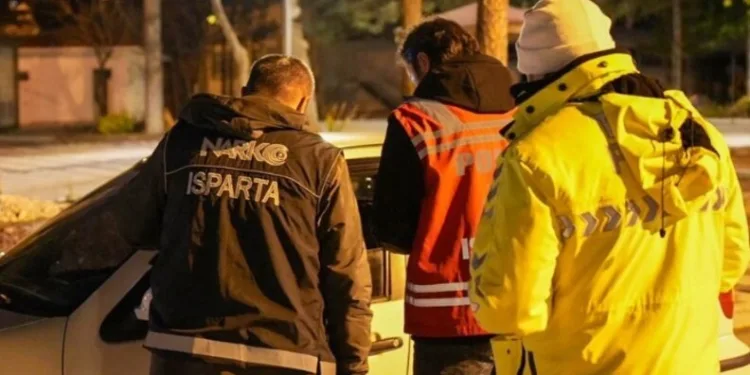 Otomobilden şişe şişe kaçak içki çıktı