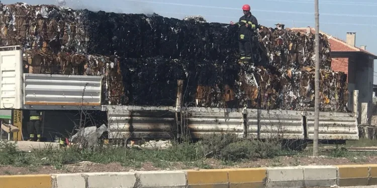 Otomobilden şişe şişe kaçak içki çıktı