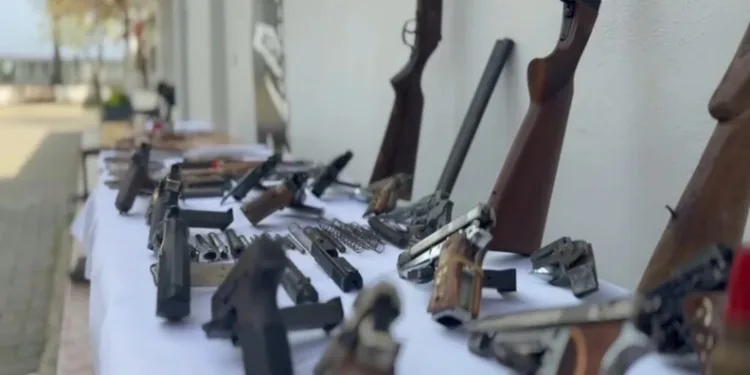 Otomobilden şişe şişe kaçak içki çıktı