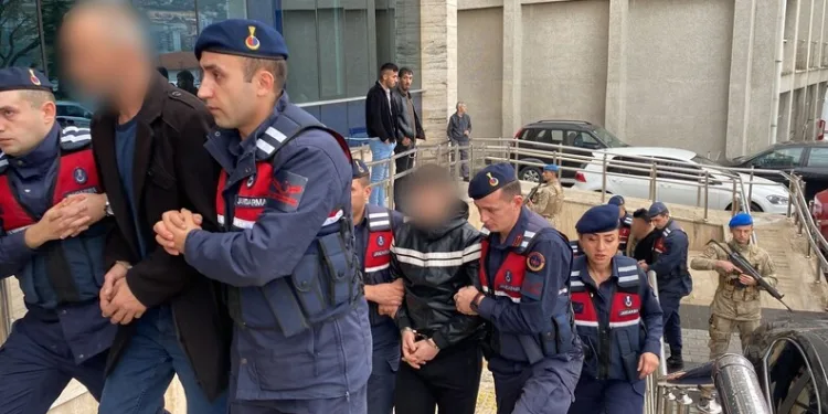 Otomobilden şişe şişe kaçak içki çıktı