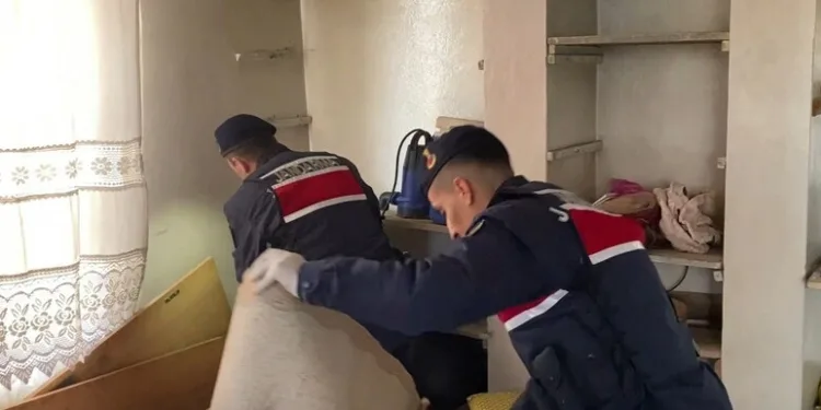 Otomobilden şişe şişe kaçak içki çıktı