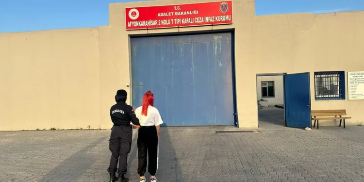 Otomobilden şişe şişe kaçak içki çıktı
