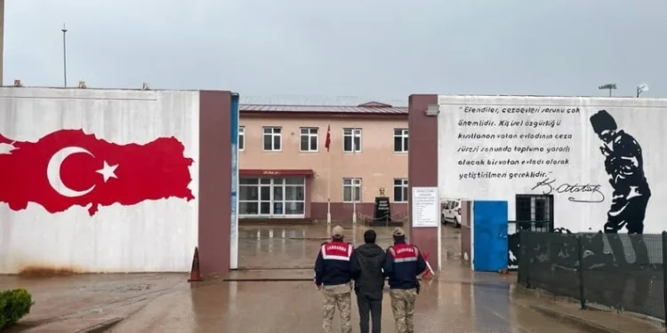Şüphe üzerine durdurulan araçtan 229 bin makaron çıktı