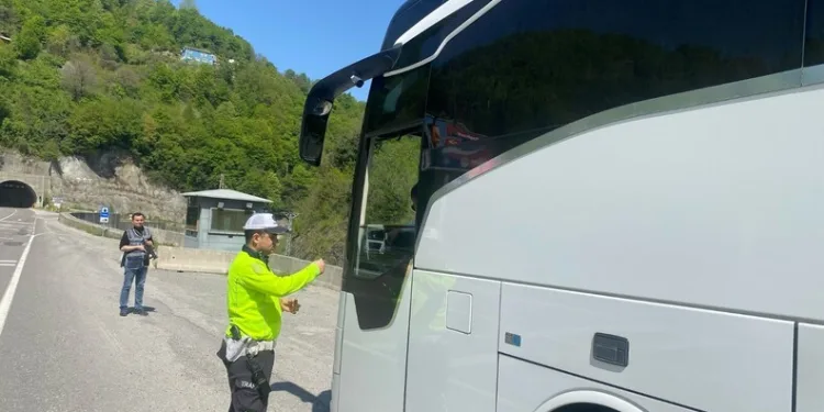Şüphe üzerine durdurulan araçtan 229 bin makaron çıktı