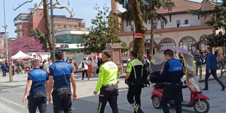 Şüphe üzerine durdurulan araçtan 229 bin makaron çıktı