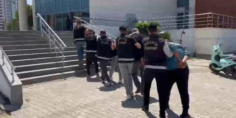 Şüphe üzerine durdurulan araçtan 229 bin makaron çıktı