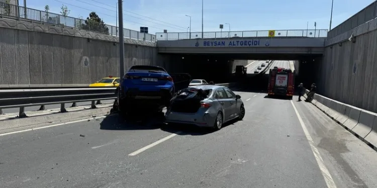 Cam silerken 4’üncü kattan düşen kadın ağır yaralandı