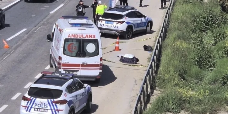 Cam silerken 4’üncü kattan düşen kadın ağır yaralandı