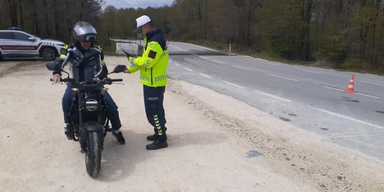 Cam silerken 4’üncü kattan düşen kadın ağır yaralandı