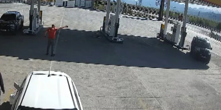 Cam silerken 4’üncü kattan düşen kadın ağır yaralandı