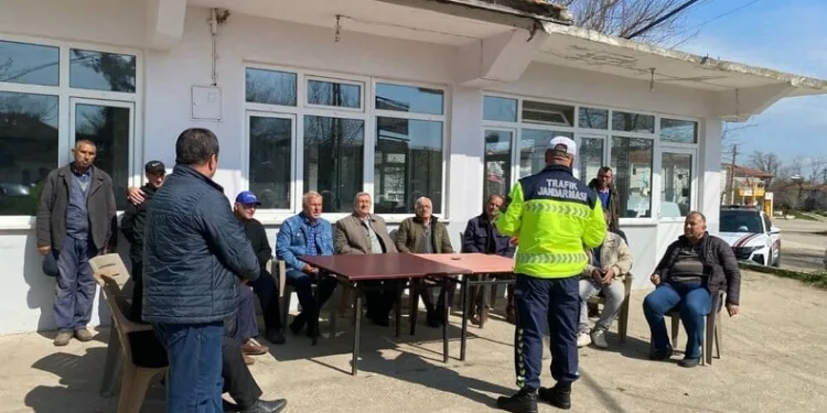 Cam silerken 4’üncü kattan düşen kadın ağır yaralandı