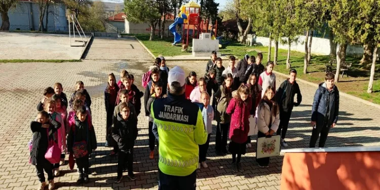 Cam silerken 4’üncü kattan düşen kadın ağır yaralandı