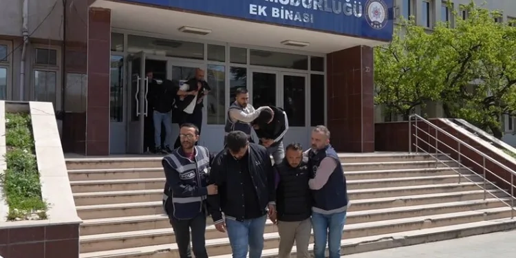Cam silerken 4’üncü kattan düşen kadın ağır yaralandı