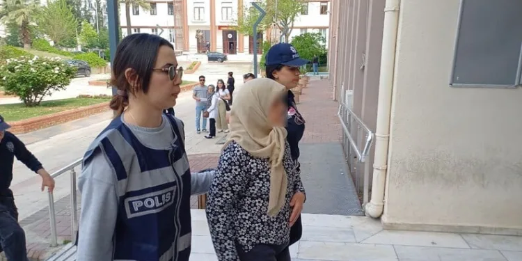 Cam silerken 4’üncü kattan düşen kadın ağır yaralandı
