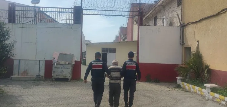 Cam silerken 4’üncü kattan düşen kadın ağır yaralandı