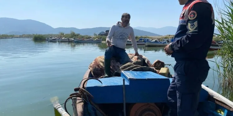 Cam silerken 4’üncü kattan düşen kadın ağır yaralandı