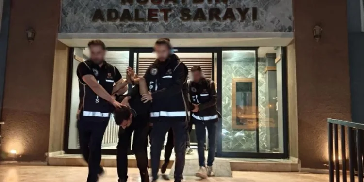Cam silerken 4’üncü kattan düşen kadın ağır yaralandı