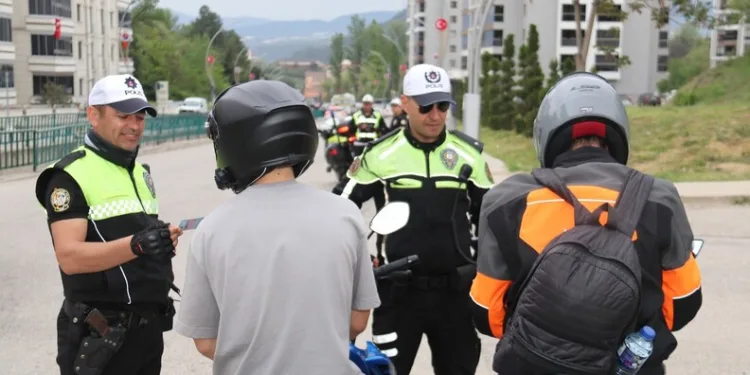 Okulda öğretmeni hastanelik eden 2 kişi tutuklandı