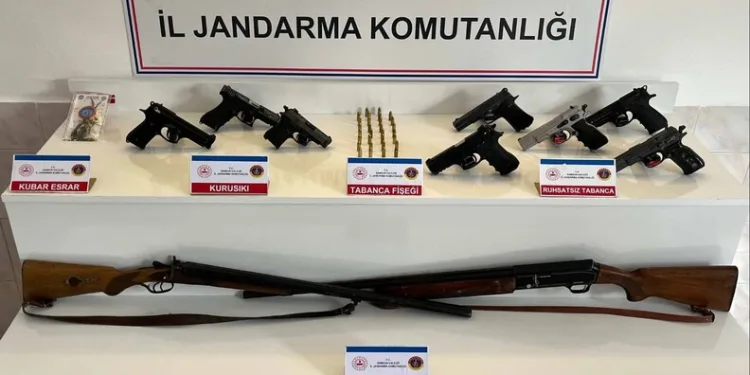 Okulda öğretmeni hastanelik eden 2 kişi tutuklandı